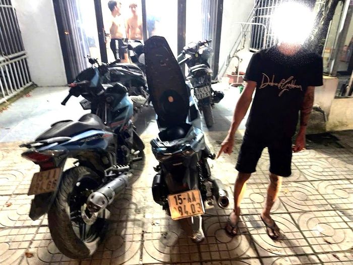 Phương tiện và người vi phạm. Ảnh: Cơ quan Công an.