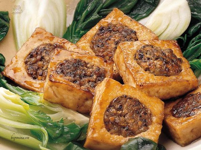 Với món đậu nhồi thịt, bạn cần chuẩn bị đậu phụ, thịt băm, cà chua, hành lá, gia vị. Sau khi khoét lỗ tròn trên đậu, bạn khéo léo vo tròn từng viên thịt, đặt vào phần đã khoét.