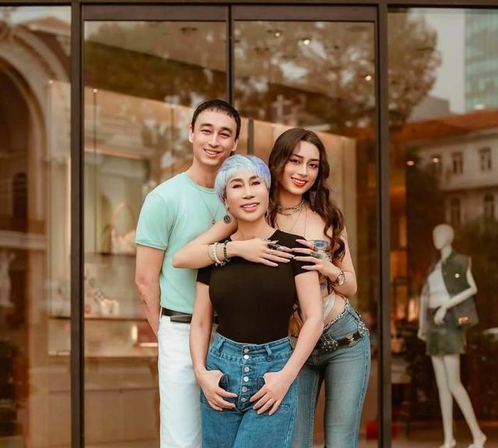 Từ sau khi ly hôn, mẹ đẻ Emoura Phạm sống đơn thân nuôi 2 con ăn học trưởng thành.