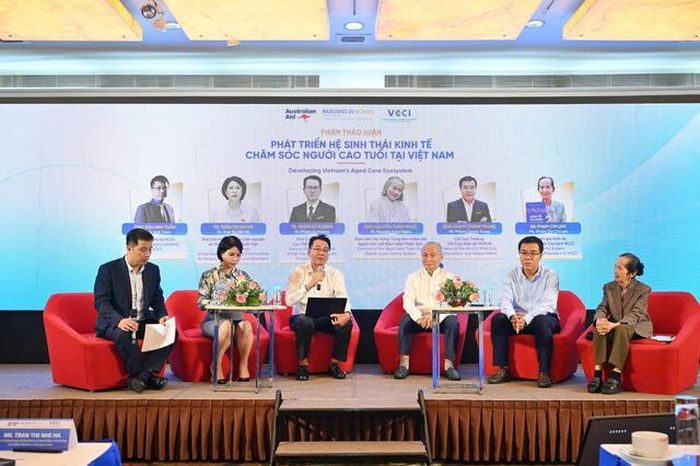 Các chuyên gia thảo luận về chủ đề phát triển hệ sinh thái kinh tế chăm sóc người cao tuổi tại Việt Nam.