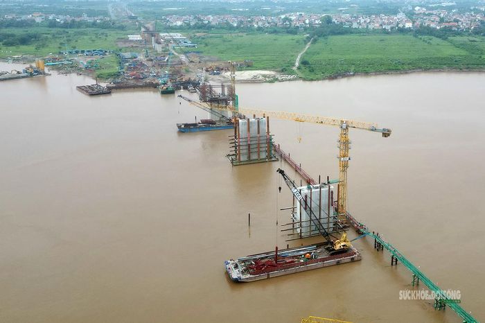 Những trụ cầu đầu tiên vươn lên giữa sông Hồng. Ảnh: T. Anh