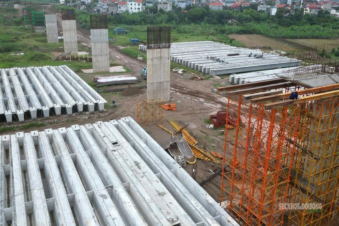 Dầm cầu được tập kết tại khu vực đường dẫn. Ảnh: T. Anh