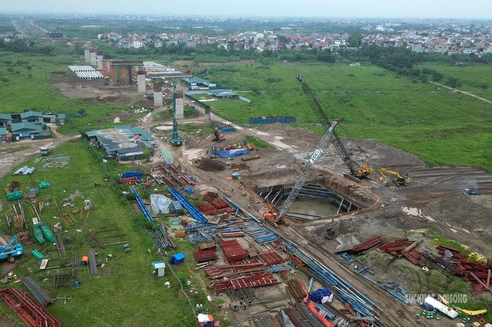 Hố móng được gia cố bằng hệ khung thép. Ảnh: T. Anh