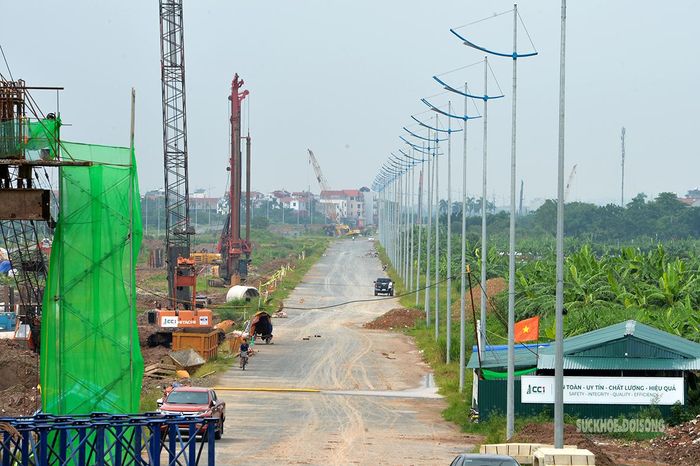Đường công vụ phục vụ thi công cầu. Ảnh: T. Anh
