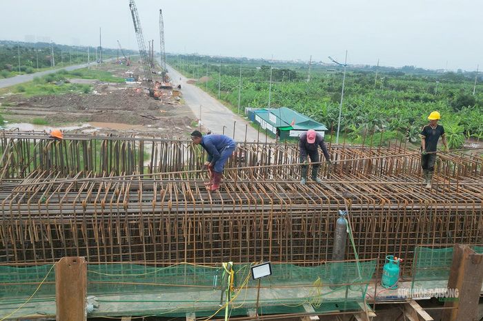 Lắp dựng cốt thép tại khu vực cầu dẫn. Ảnh: T. Anh