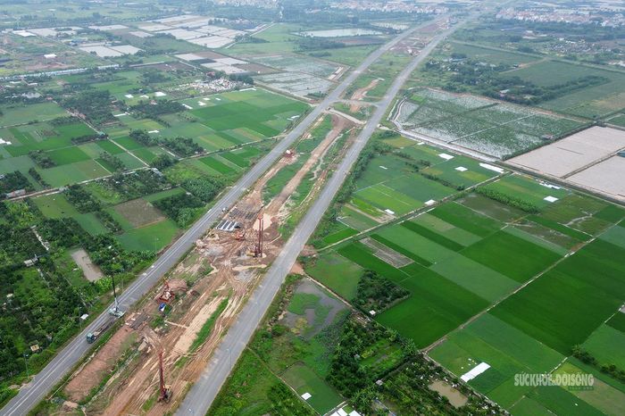 Đường dẫn cầu Hồng Hà dần hiện rõ hướng tuyến. Ảnh: T. Anh