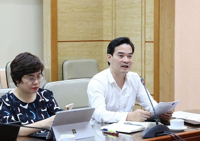 TS. Dược sĩ Chu Quốc Thịnh - Cục trưởng Cục An toàn thực phẩm báo cáo tại cuộc họp. Ảnh: Trần Minh