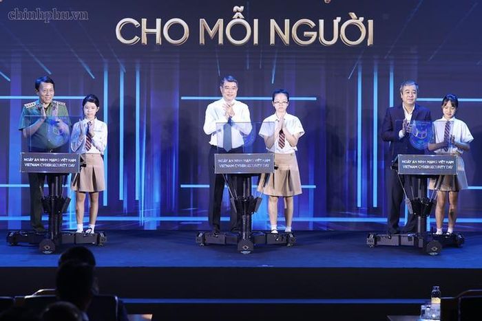 Thủ tướng cùng các đại biểu thực hiện nghi thức phát động chuỗi hoạt động Ngày An ninh mạng Việt Nam năm 2026. Ảnh: VGP/Nhật Bắc