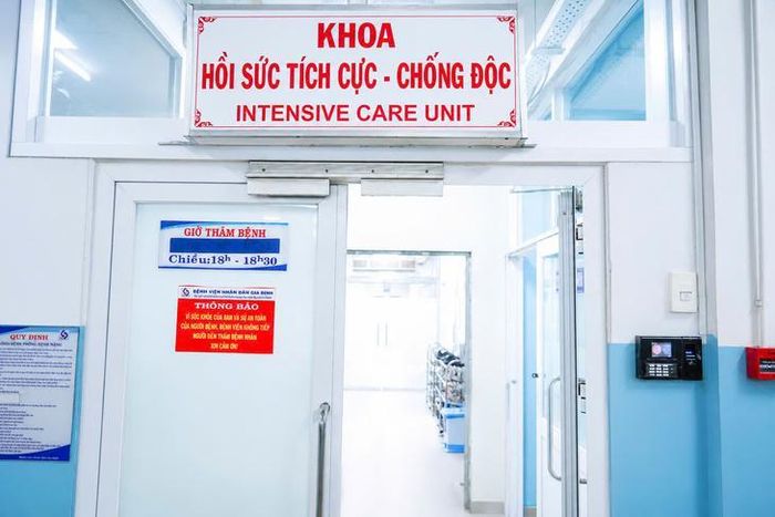 Nạn nhân cuối cùng trong vụ cháy hiện đang điều điều trị tại khoa Hồi sức tích cực, BV Nhân Dân Gia Định. Ảnh: Minh Toàn.