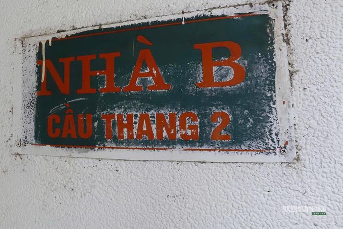 Biển số căn hộ đã nhuốm màu thời gian tại chung cư 23 Hàng Tre. Ảnh: T.Anh