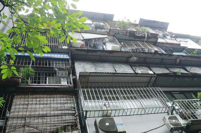Ban công cơi nới chằng chịt trên các tầng nhà. Ảnh: T.Anh