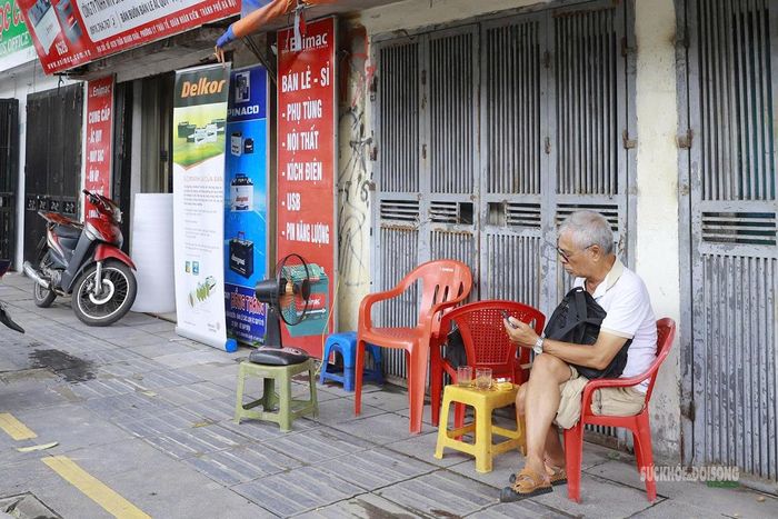 Nhiều căn hộ tầng 1 được sử dụng để kinh doanh. Ảnh: T.Anh