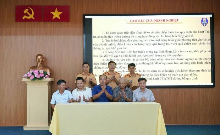 Phòng CSGT Công an TP Huế tổ chức Hội nghị tuyên truyền pháp luật về trật tự, an toàn giao thông. Ảnh: Công an cung cấp.