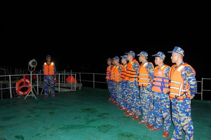 Các học viên được huấn luyện nội dung thông tin từ tín hiệu ánh đèn. Ảnh: Huy Tứ.