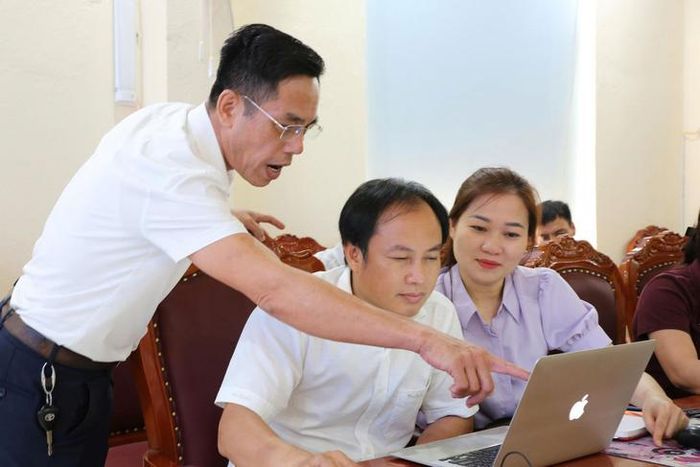 Cán bộ CDC Hà Tĩnh kiểm tra phần mềm quản lý phòng chống dịch bệnh.