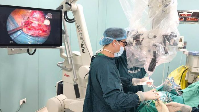 Các bác sĩ tiến hành phẫu thuật cho bệnh nhân. Ảnh: BVCC