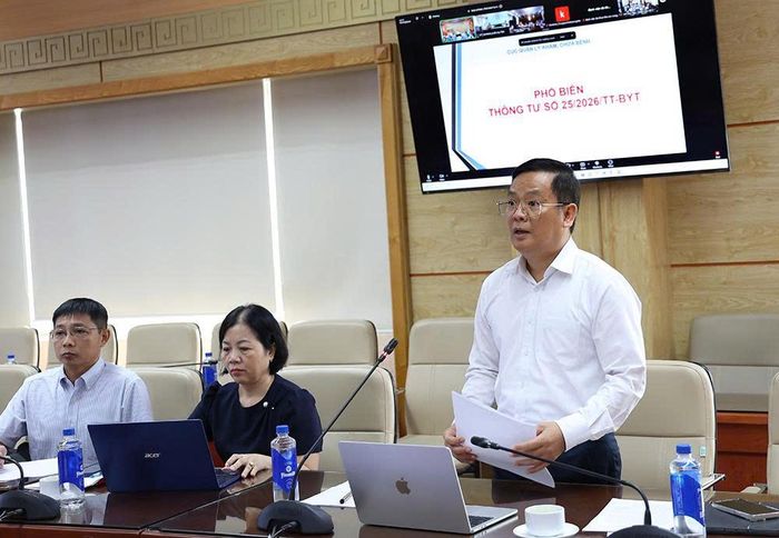Đại diện lãnh đạo Cục Quản lý Khám chữa bệnh phát biểu tại cuộc họp. Ảnh: Trần Minh