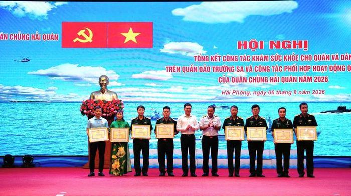 Quân chủng Hải quân tặng Bằng khen cho đoàn công tác Bộ Y tế, Viện Y học dự phòng quân đội và BV 108. Ảnh: Tiến Sinh