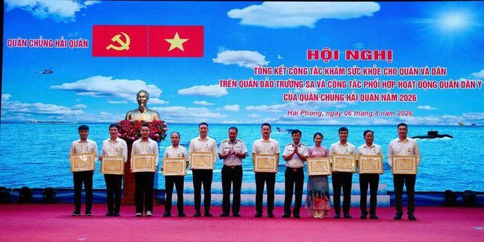 Quân chủng Hải quân tặng Bằng khen cho đoàn công tác Bệnh viện Bạch Mai. Ảnh: Tiến Sinh