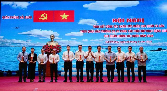 Đại diện lãnh đạo các đoàn công tác nhận quà kỷ niệm của Quân chủng Hải quân. Ảnh: Tiến Sinh