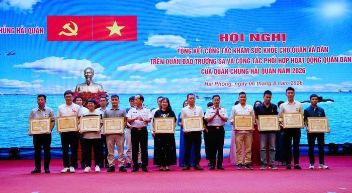 Quân chủng Hải quân tặng Bằng khen cho các y, bác sĩ Viện Huyết học &amp; Truyền máu TW. Ảnh: Tiến Sinh