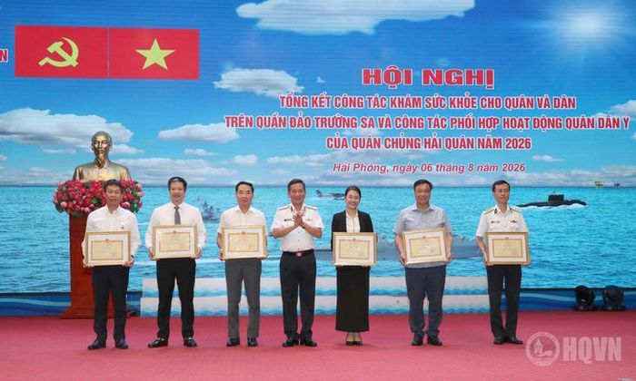 Chuẩn Đô đốc Nguyễn Đình Hùng trao Bằng khen của Quân chủng Hải quân tặng các tập thể. Ảnh: BHQVN