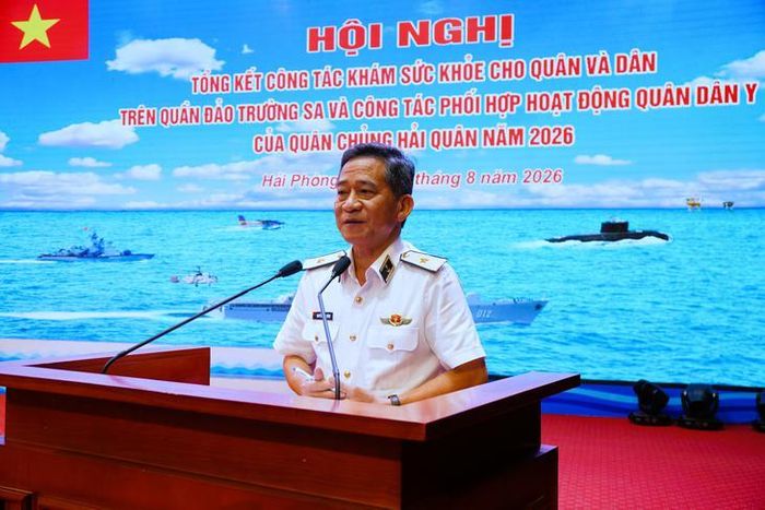 Chuẩn đô đốc, Phó Tư lệnh Quân chủng Hải quân Nguyễn Đình Hùng ghi nhận những đóng góp tích cực của đoàn công tác thời gian qua. Ảnh: Tiến Sinh