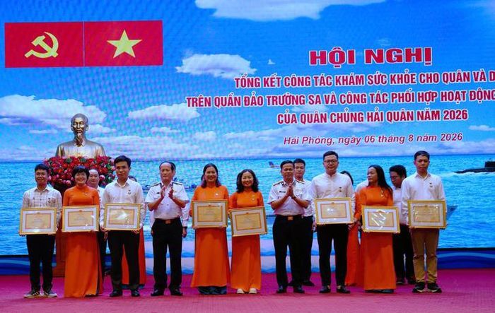 Quân chủng Hải quân tặng Bằng khen cho đoàn công tác Bệnh viện Nội tiết Trung ương. Ảnh: Tiến Sinh