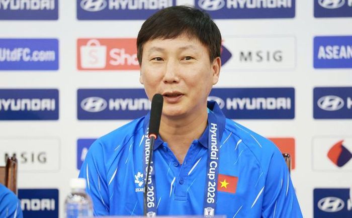 HLV Kim Sang Sik tại buổi họp báo trước trận đấu. Ảnh: VFF