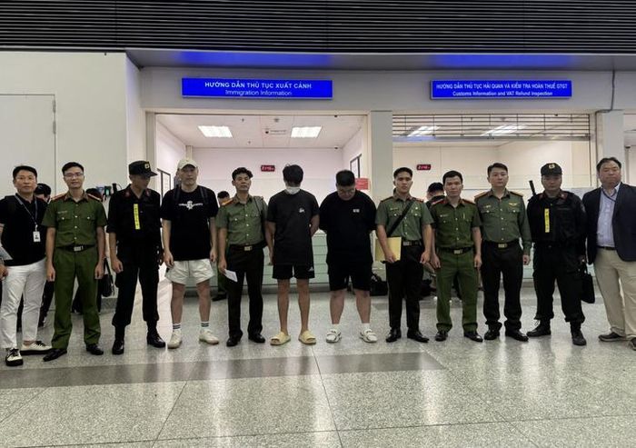 Công an tỉnh Bắc Ninh hoàn tất thủ tục bàn giao 8 đối tượng cho phía Hàn Quốc tại Sân bay quốc tế Nội Bài. Ảnh: Công an tỉnh Bắc Ninh