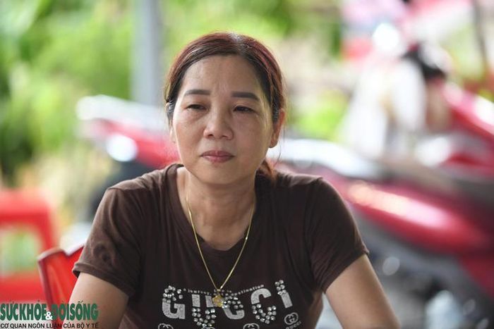 Chị Trần Thị Minh Thường xúc động khi nhớ về người ba liệt sĩ. Ảnh: Hùng Trần.