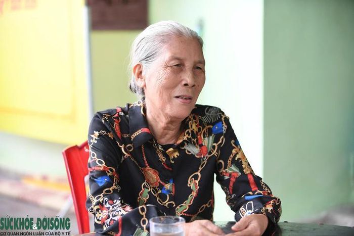 Bà Thí thấy nhẹ lòng vì tâm nguyện đưa người chồng về an nghỉ tại quê nhà được thực hiện. Ảnh: Hùng Trần.