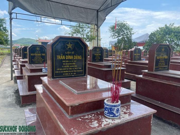 Linh cữu liệt sĩ Trần Đình Dẻng được đưa về an táng tại Nghĩa trang liệt sĩ Quảng Minh, xã Nam Gianh. Ảnh: Hùng Trần.