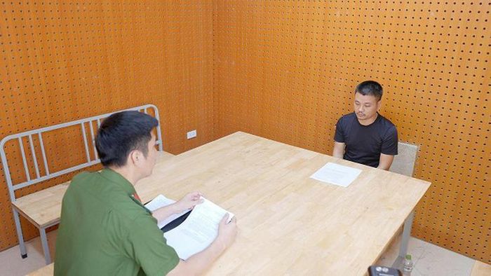 Đối tượng Hoàng Văn Tuyển tại cơ quan Công an. Ảnh: Công an tỉnh Cao Bằng.