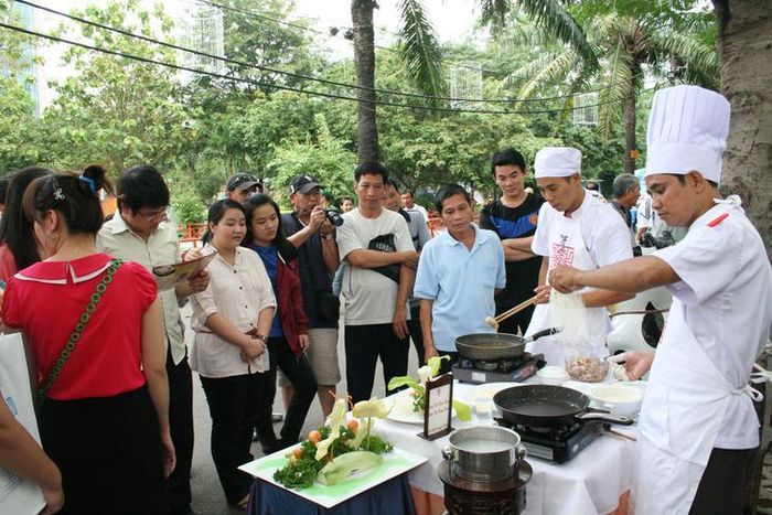 Biểu diễn chế biến món ăn đường phố tại một sự kiện du lịch ở TPHCM. Ảnh: Mimosa.