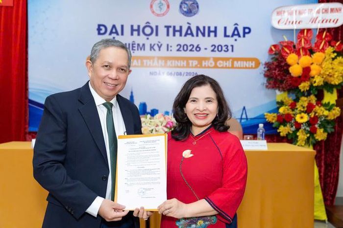 PGS.TS.BS Lê Trần Quang Minh nhận quyết định thành lập Hội Tai - Tai thần kinh TPHCM. Ảnh: T.T