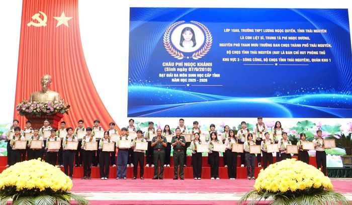 Thượng tướng Nguyễn Văn Gấu và Thượng tướng Phùng Sĩ Tấn - Phó tổng Tham mưu trưởng trao khen thưởng tặng các cháu học sinh tiêu biểu, xuất sắc. Ảnh: Nguyễn Minh