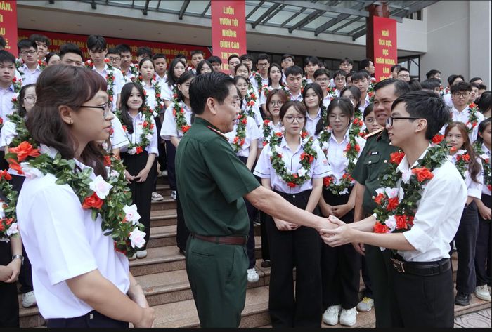 Thượng tướng Nguyễn Văn Gấu động viên, chúc mừng thành tích của các cháu học sinh tiêu biểu, xuất sắc. Ảnh: Nguyễn Minh
