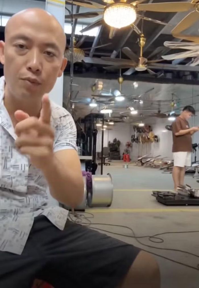 TikToker Vua Quạt thường xuyên đăng video "tố" Huấn Hoa Hồng không minh bạch trong hoạt động từ thiện. (Ảnh cắt từ clip)