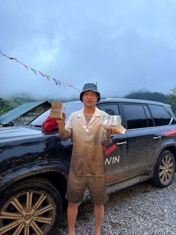 Thời gian gần đây, Huấn Hoa Hồng thường xuyên kêu gọi từ thiện trên mạng xã hội. (Ảnh: FBNV)