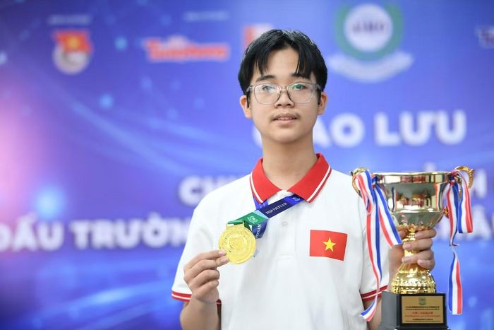 Lê Quang Vinh, học sinh lớp 8H, Trường THCS Trưng Vương.