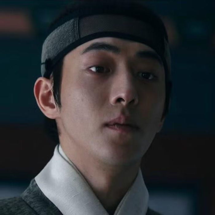 Nam Joo Hyuk vào vai Gu Cheon - một kiếm sĩ có khả năng đi lại giữa hai thế giới âm và dương.