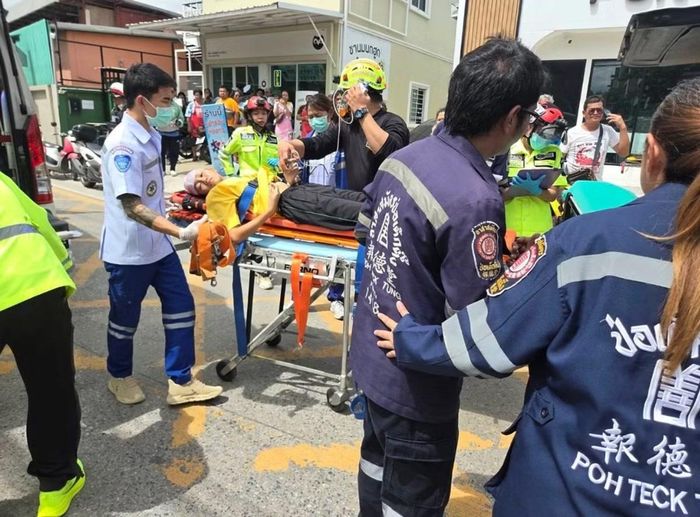 Một người bị thương được đưa đi cấp cứu sau vụ xả súng ở Thái Lan ngày 7/8. Ảnh: Por Tek Tueng Nonthaburi via AP.