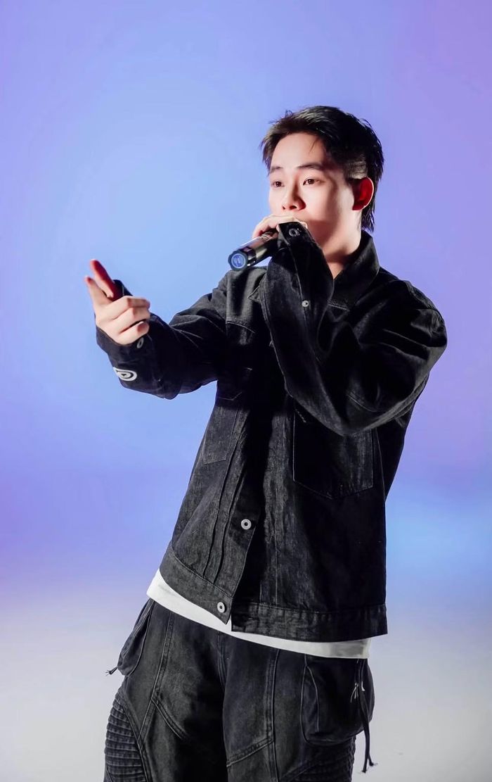 Có thể DLow vẫn chưa xuất hiện trên sân khấu "Say Hi" theo cách mà người hâm mộ mong đợi nhưng âm nhạc của nam rapper đã bước vào "vũ trụ" này theo một cách riêng.