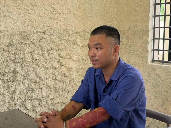 Khánh Sky tại cơ quan công an. (Ảnh: VTV24)