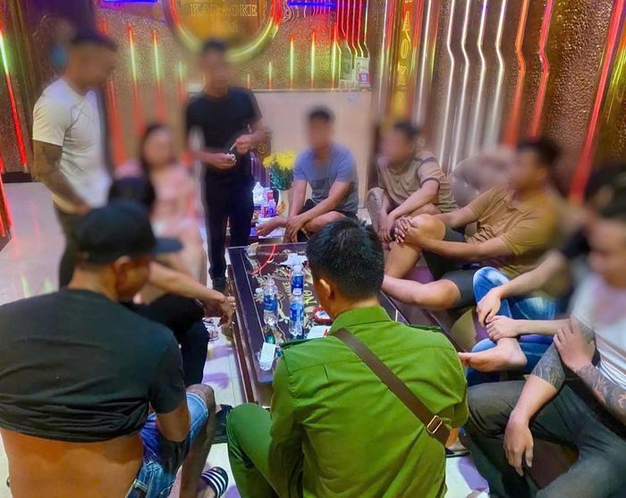 Lực lượng Công an TP Đà Nẵng đang tiến hành kiểm tra các trường hợp nghi sử dụng ma túy. Ảnh: CA Đà Nẵng.