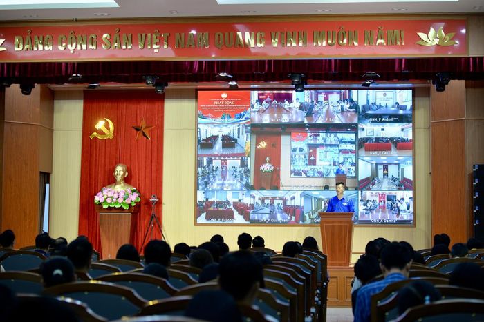 Phó Bí thư Tỉnh Đoàn Quảng Ninh Nguyễn Đình Đàn phát biểu hưởng ứng phong trào thi đua. 