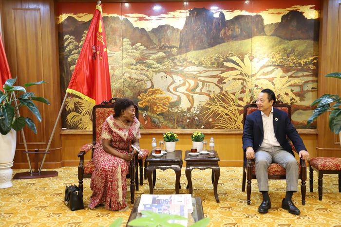 Đại sứ Uganda tại Việt Nam TS. Betty Bigome và Phó Chủ tịch VCCI Nguyễn Quang Vinh trao đổi về công tác phối hợp tổ chức Diễn đàn và sự kiện. Ảnh: VCCI.