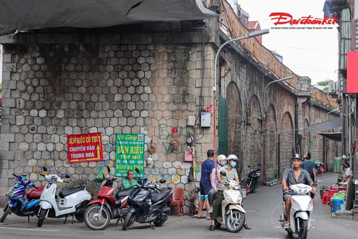 Tại khu vực phố Gầm Cầu, nơi các vòm cầu có chiều cao khoảng 6m, nhiều hộ kinh doanh mở cửa hàng, quán ăn dọc tuyến. 