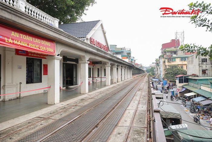 Khu vực từ phố Gầm Cầu đến Nguyễn Thiếp được quy hoạch thành chợ truyền thống, còn đoạn từ Nguyễn Thiếp đến ga Long Biên sẽ hình thành công viên công cộng kết hợp bảo tồn ga Long Biên cũ, tạo thêm không gian xanh và kết nối với tuyến đi bộ dọc hệ thống vòm cầu.